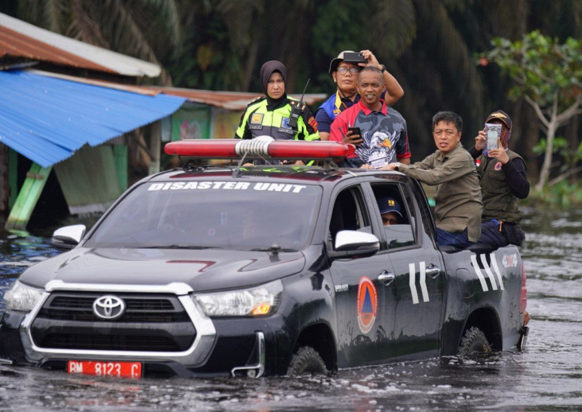 Genangan Air di Jalintim Pelalawan Mulai Surut, Lalu Lintas Buka Tutup
