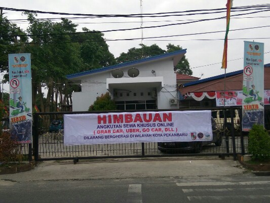 Dishub Pekanbaru Sebar Spanduk Larangan Taksi Online