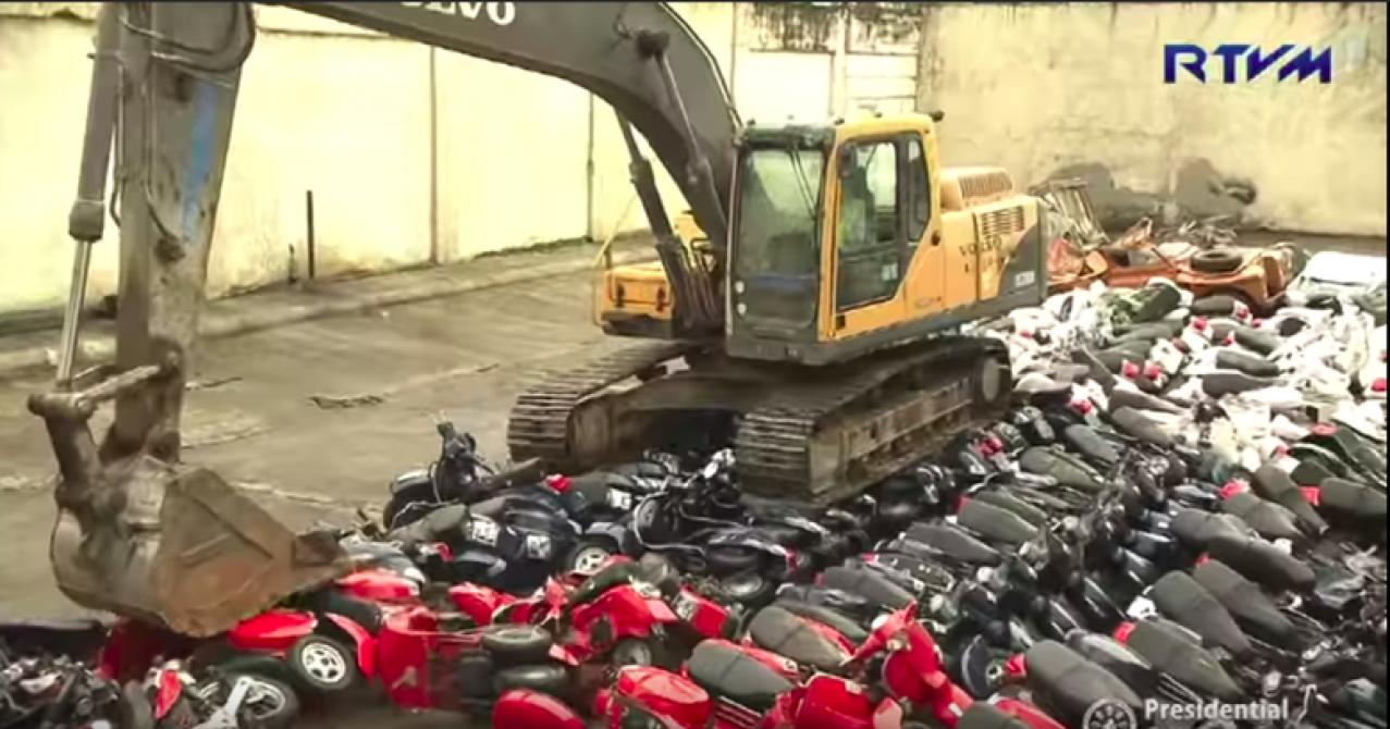 Filipina Hancurkan Vespa sampai Harley-Davidson Hasil Selundupan