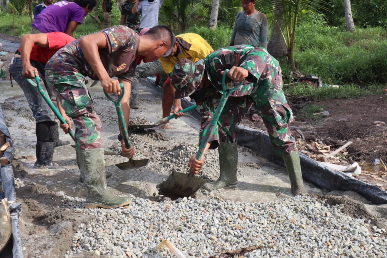 Hari ke Empat, Satgas TMMD 111 Kodim 0314/Inhil Kebut Semenisasi Jalan Penghubung Desa