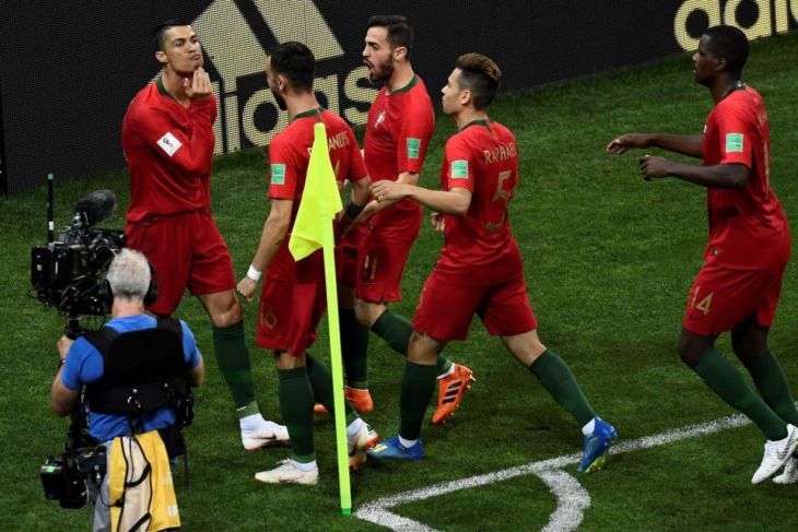 Cetak Hatrick, Selebrasi Cristiano Ronaldo Sindir Lionel Messi: Saya Kambing!