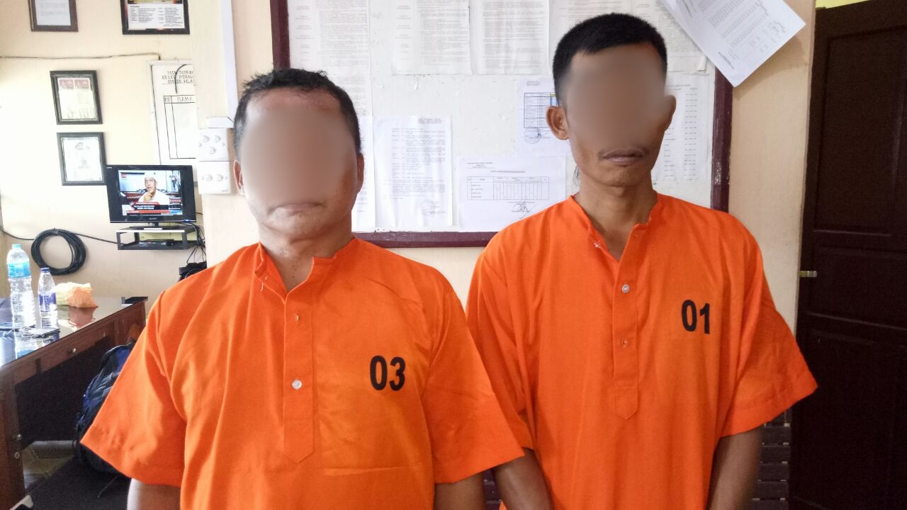 Asik Berjudi, Dua Pria ini Kaget saat Gerebek Polisi