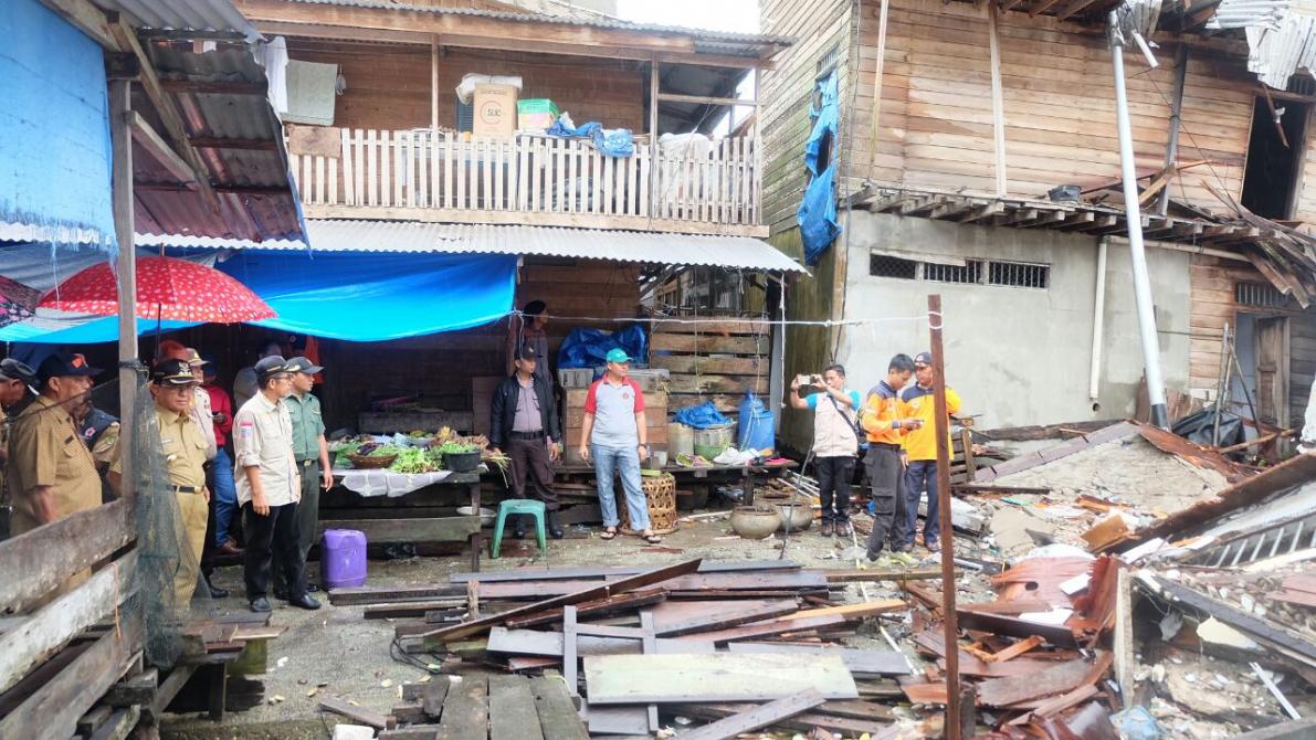 Bupati Inhil Kunjungi Korban Tanah Longsor di Kuala Enok, Camat Tanah Merah Ucapkan Terimakasih