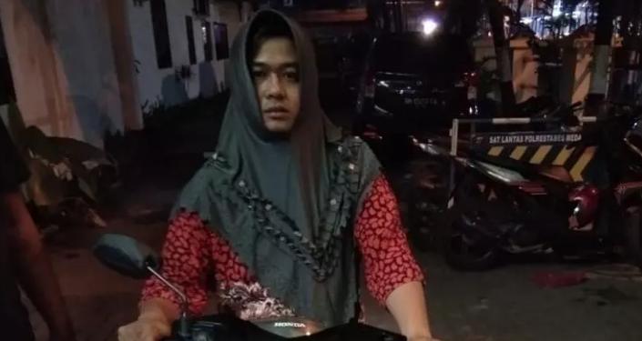 TOTALITAS! Polisi ini Nyamar Jadi Emak-Emak untuk Tangkap Komplotan Begal Sadis