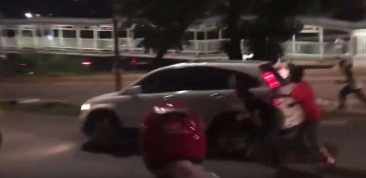 Video: Tak Mau Ditilang, Perempuan Cantik Pengendara CRV Tabrak Polisi dan Puluhan Kendaraan