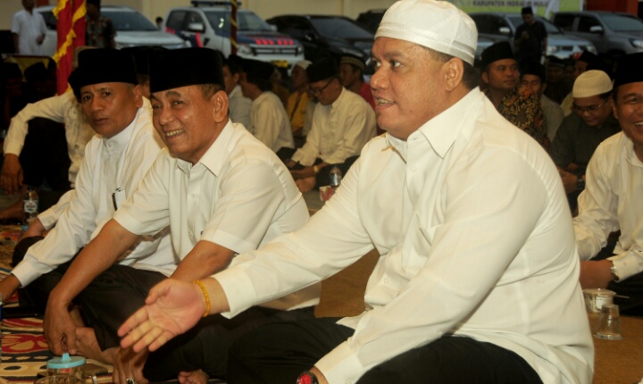 Yopi Arianto Kenalkan Bupati Pelalawan HM Harris Kepada Masyarakat Kuala Cenaku