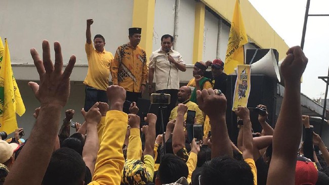 Dedi Mulyadi Naik Panggung Demo di DPP Golkar