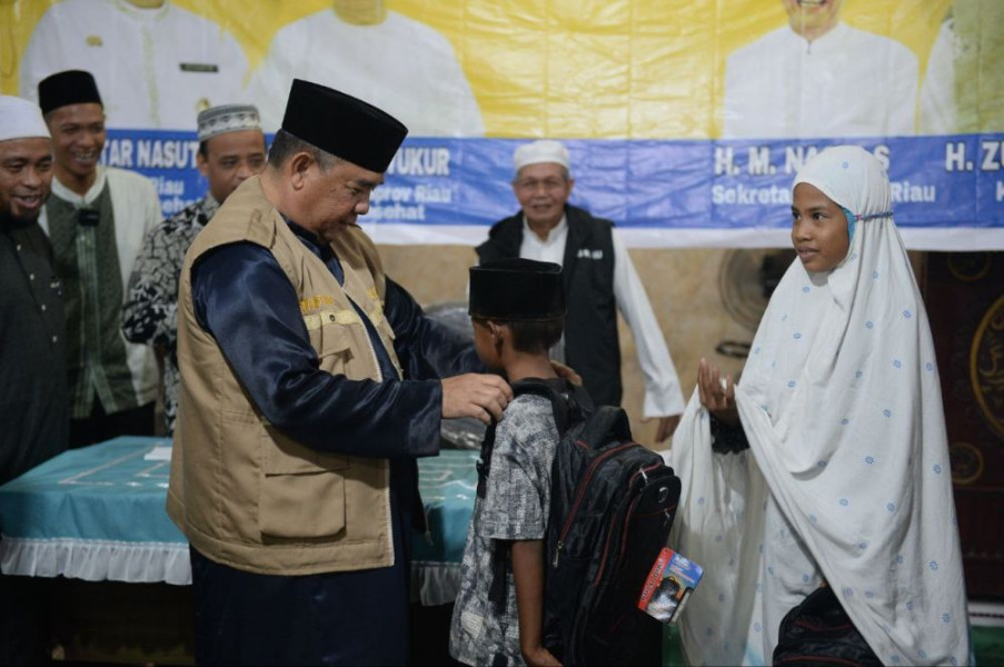 Gubri Edy Nasution Serahkan Bantuan untuk Masyarakat Desa Pulau Birandang