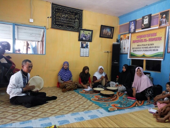 Belusukan ke Desa Pekan Kamis, Cawabup Inhil Ustad Ajai 'Ditodong' Ibu-ibu Ngajarin Habsy