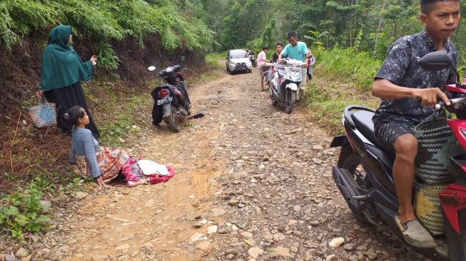 Bayi yang Lahir di Pinggir Jalan Rusak Diberinama ''Borojol''