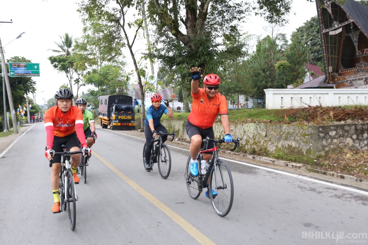 Sambil Bersepeda, Kapolda Sumut Sapa Masyarakat Kabupaten Samosir