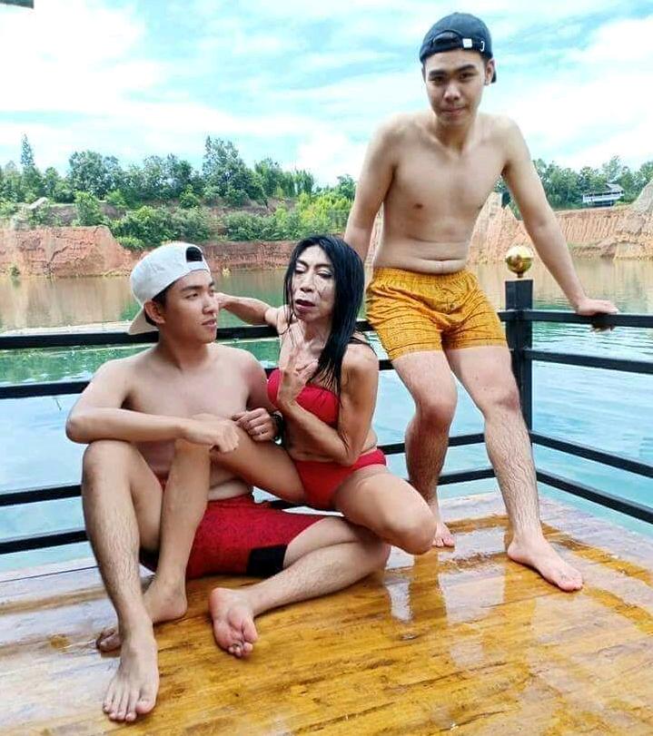 Nenek-nenek Mesra dengan Brondong, Warganet Nyinyir