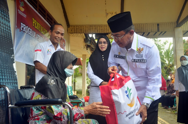 Dinsos Inhil Dampingi Bupati Serahkan Bantuan