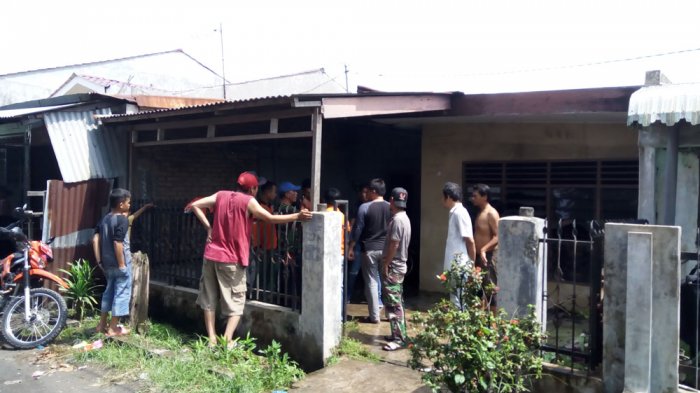 Rumahnya Terbakar, Budi Malah Tertawa. Warga : Orangnya Emang Agak Bocor Pak..