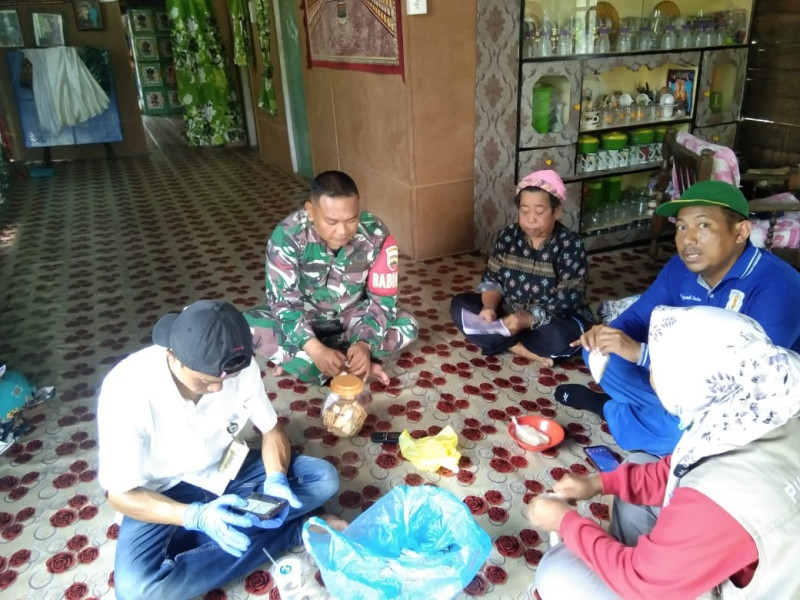 Personil Koramil 06/Kateman Bersama Nakes Data Warga Antisipasi Gejala Malaria