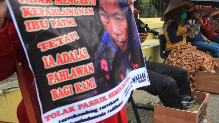 Nekat Cor Kaki Dengan Semen, Aktivis Riau Tuntun Jokowi Batalkan Operasi Pabrik Semen