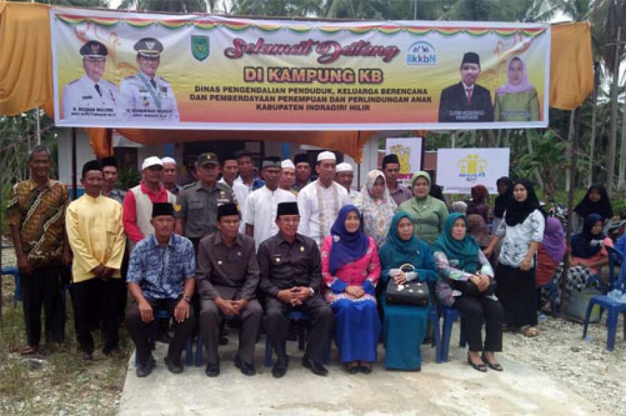 Bersama Bupati, Ketua TP PKK Inhil Tinjau Pembentukan Kampung KB Desa Lintas Timur