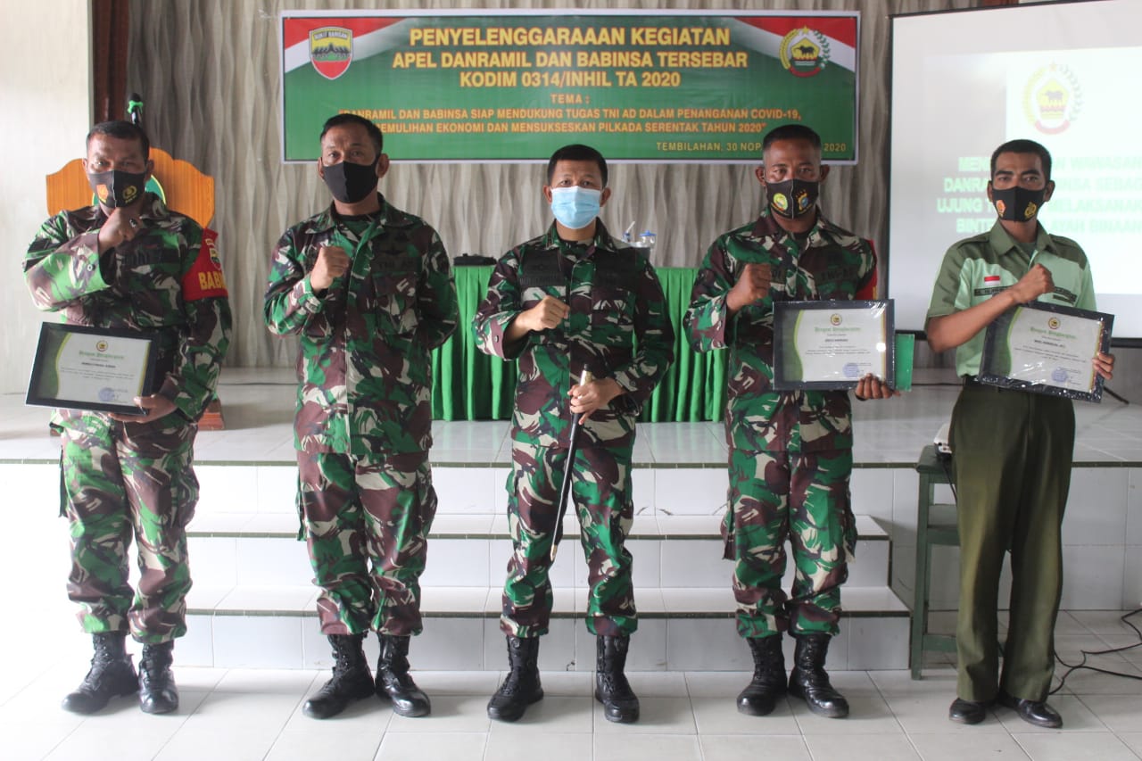 Dandim Inhil Berikan Penghargaan Kepada Dua Prajurit
