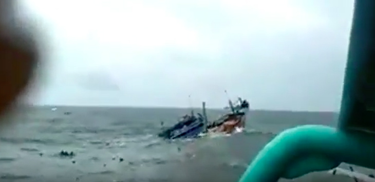 Video Amatir Detik-detik Kapal Tenggelam di Makassar, 17 Orang Tewas