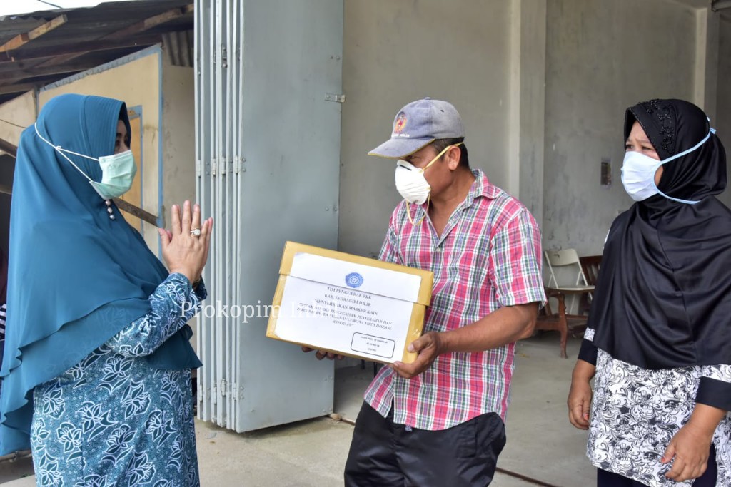 TP PKK Inhil Bagikan Masker di Kelurahan Tembilahan Hilir