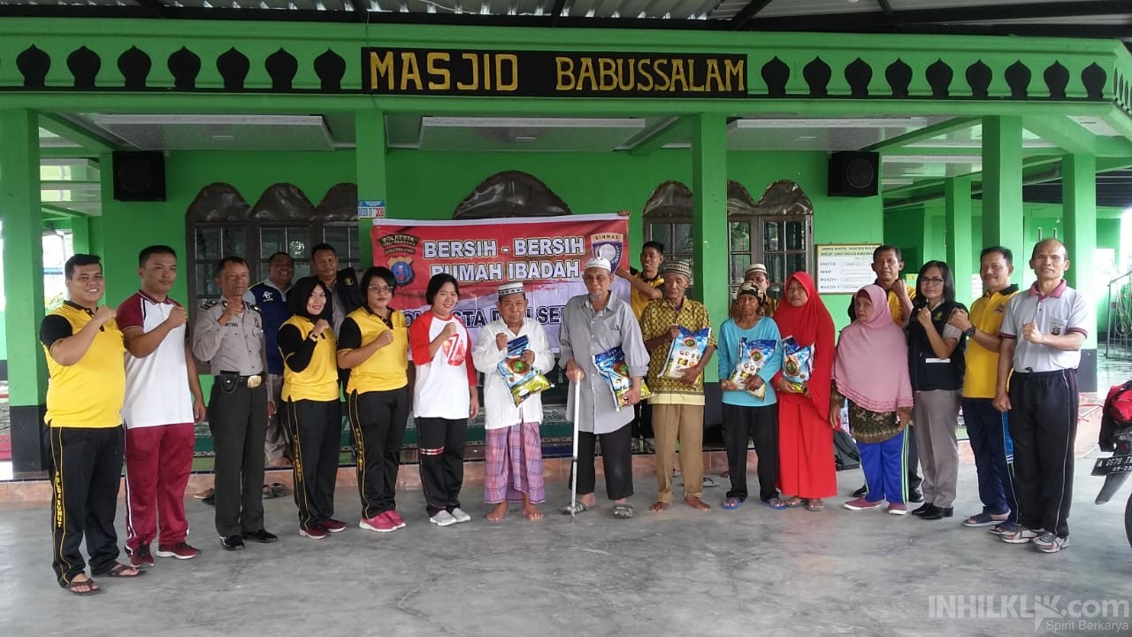 Sat Binmas Polresta Deli Serdang Gotong Royong Bersihkan Tempat Ibadah, Layanan kesehatan gratis dan Berikan Bantuan Tali Asih
