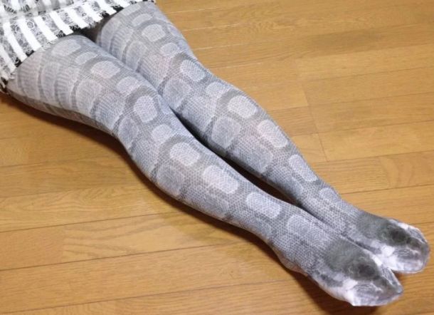 Stocking Ular ini Akan Membuat Kaki Anda Terlihat Seperti Reptil