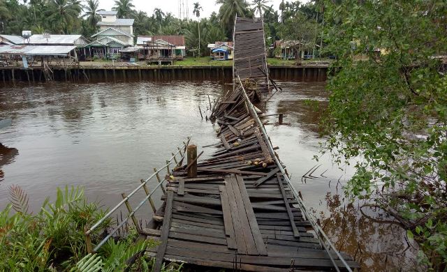 Jembatan Saka Jalan Ambruk, Camat Mandah: Kita Bangun Jembatan Darurat