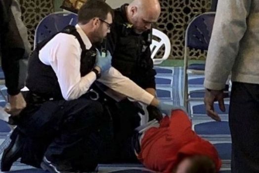 Ditikam saat Kumandangkan Azan, Muazin Tumbang Bersimbah Darah