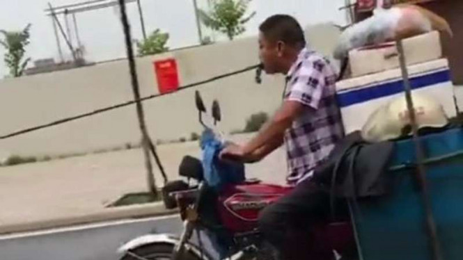 Bikin Melongo, Coba Kalian Lihat Aksi Derek Motor Bapak ini