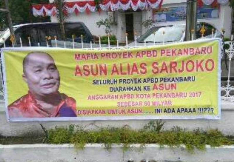 Spanduk Mafia Proyek APBD 'Hiasi' Pagar Kantor Walikota Pekanbaru