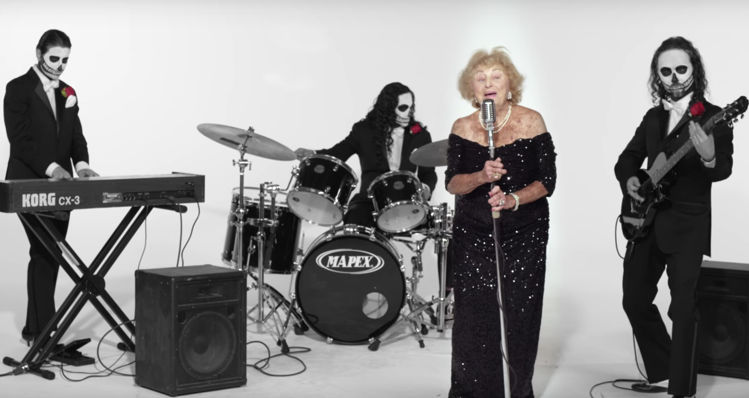 Keren, vokalis band Death metal ini seorang nenek berusia 96 tahun