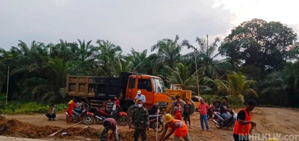 Satgas TMMD Kodim 0204/DS dan Warga Berjibaku Selesaikan Jalan Konstruksi Cor Beton