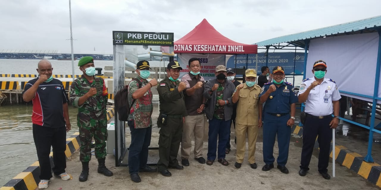 PKB Inhil Serahkan Bilik Sterilisasi dan Tempat Cuci Tangan Portable di Kateman dan Pulau Burung