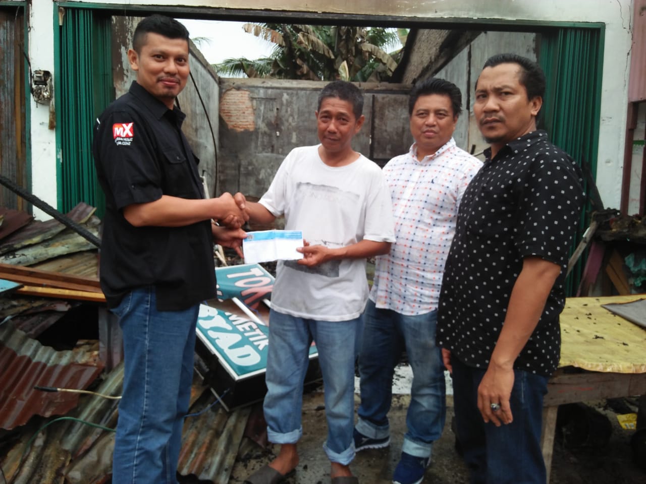 PWI Riau Serahkan Dana Sumbangan ke Anggota PWI Pelalawan Korban Kebakaran