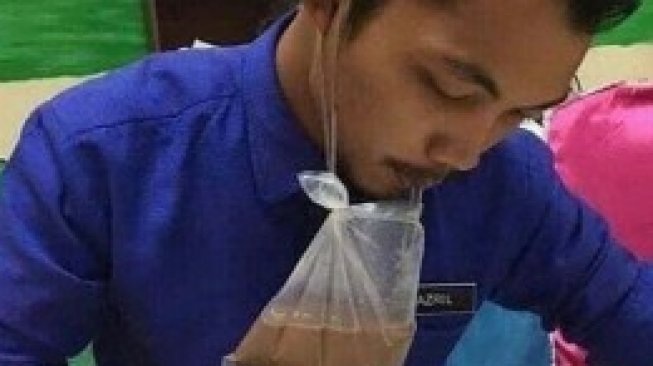 TERLALU KREATIF, Trik Orang +62 saat Nikmati Minuman Dalam Plastik