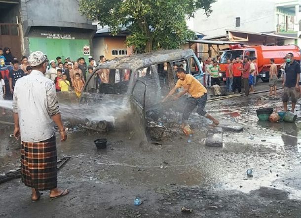 Minibus Berasap Lalu Terbakar, Sopir Lompat Menyelamatkan Diri