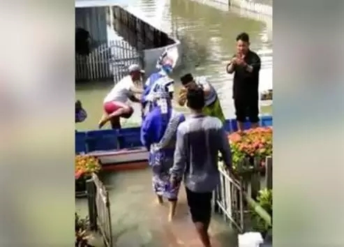 Video Sepasang Pengantin Diangkut Perahu karena Kampung Dikepung Banjir Viral