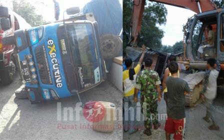 Hindari Jalan Berlubang, Mobil Truk ini malah Naas Terbalik di Kempas Jaya