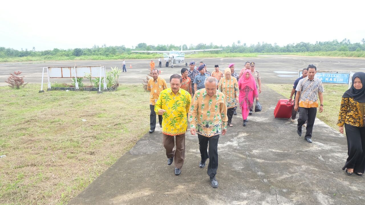Sekda Jemput Kedatangan Gubri Dan Dirjen Perkebunan Di Bandara Tempuling