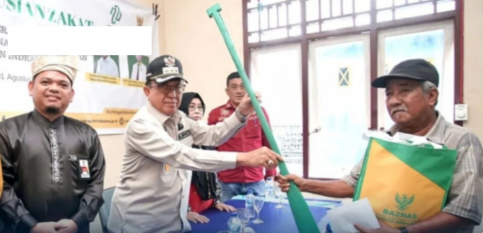 Bupati Inhil Serahkan Bantuan 18 Unit Kapal Motor untuk Masyarakat Pulau Cawan