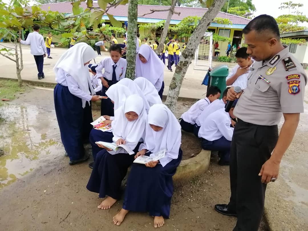 Dekatkan Diri dengan Pelajar, Polres Inhil Gelar Perpustakaan Keliling