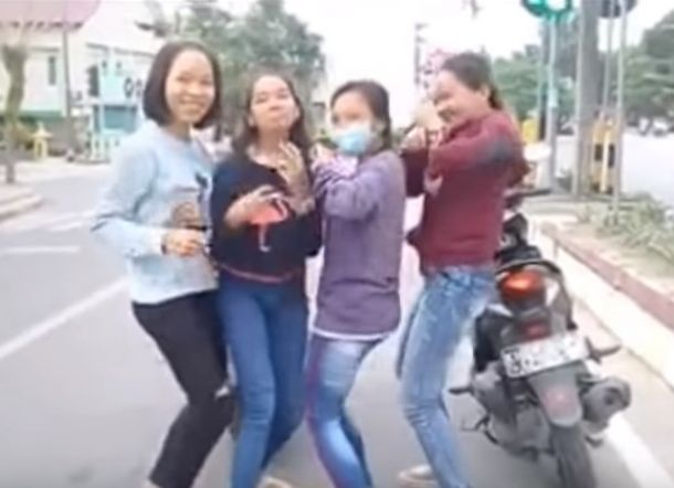Empat Remaja Wanita Ini Bikin Video Tik Tok di Lampu Merah, Endingnya....