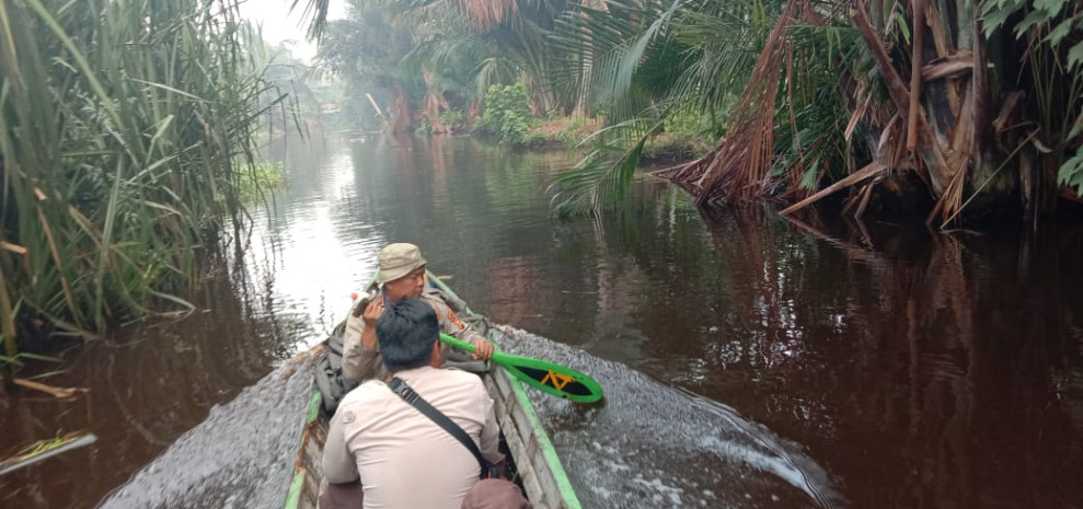 Kapolsek Gaung Cooling System Hingga ke Pelosok Gunakan Perahu Kayu