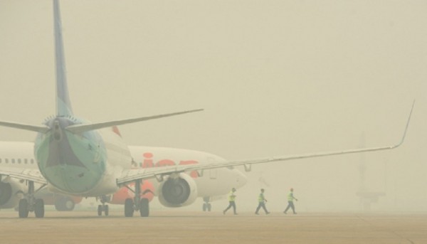 Khawatir Naik Pesawat Karena Asap, Warga Tuding Pihak Bandara SSK II Paksakan Penerbangan