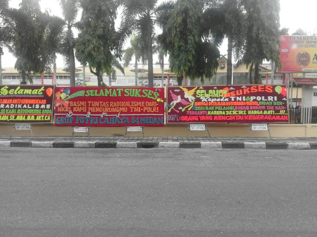 TNI & Polri Kebanjiran Karangan Bunga dari Masyarakat