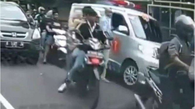 Viral Pria Plontos Tonjoki Sopir Ambulans