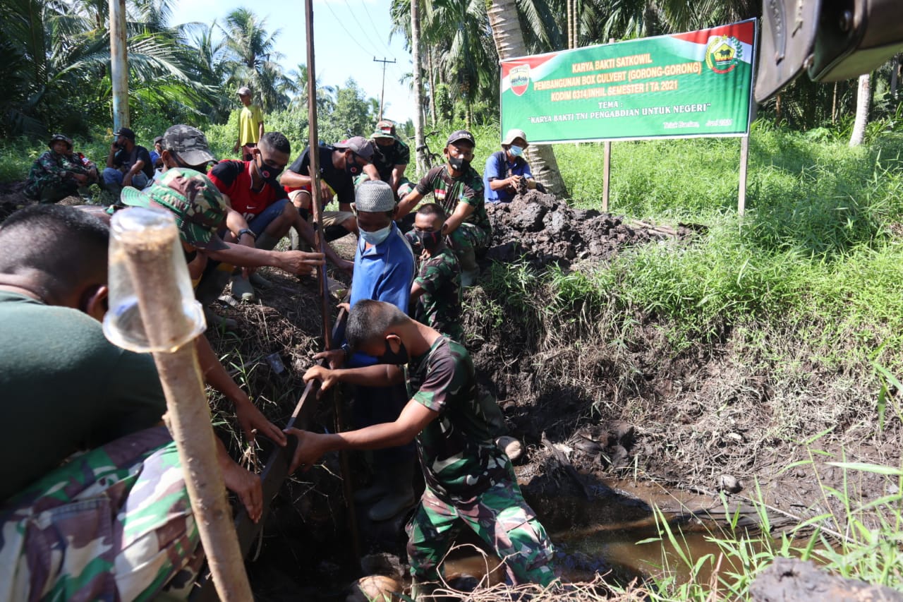TMMD 111 Kodim 0314/Inhil Bangun Gorong-gorong di Desa Teluk Bunian