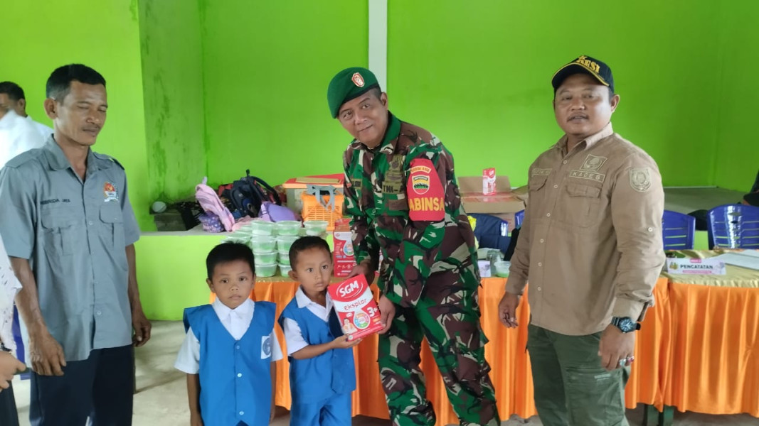 Babinsa Koramil 06/Kateman Dampingi Pelaksanaan Pembagian Susu untuk Balita