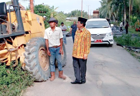 Beberapa Ruas Jalan yang Rusak Menjadi Sorotan Bupati Inhil