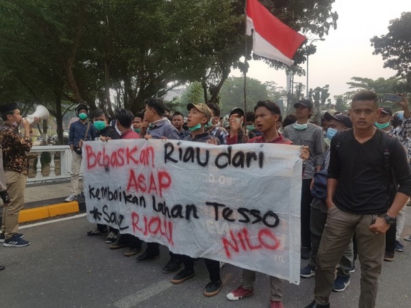 Kabut Asap, Mahasiswa Geruduk Kantor DPRD Riau